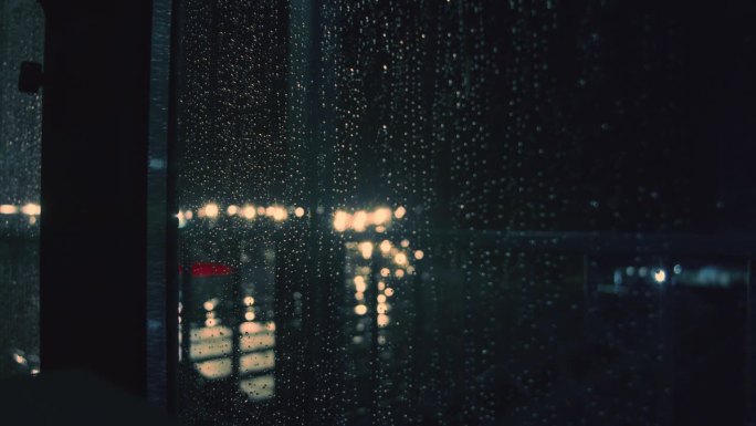 雨落在窗玻璃上，大雨伴随着闪电