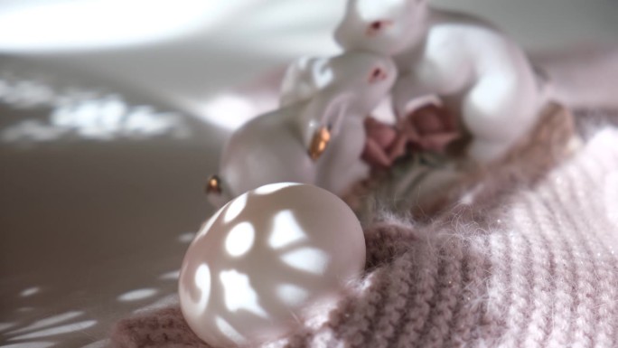 复活节装饰，白色的鸡蛋，一对可爱的兔子在钩针纹理，波西米亚风格，家居装饰。大气的心情。甜蜜的家