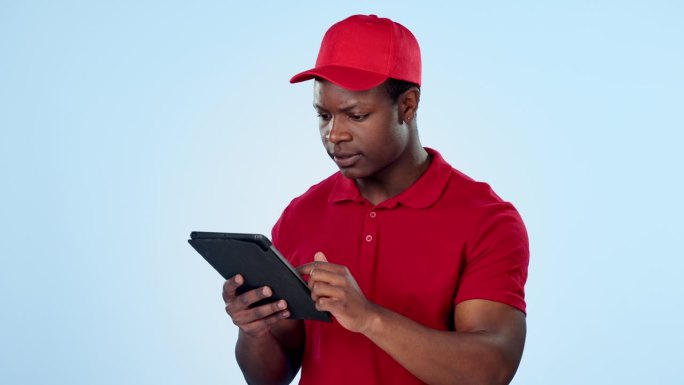 快递员、物流员或者拿着电子商务平板电脑跟踪网上购物的黑人。非洲，经理或快递阅读信息的应用程序技术检查