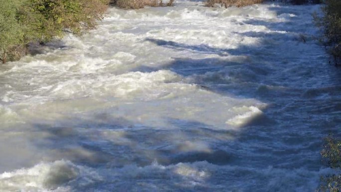 暴雨和洪水冲垮山谷后，塞里奥河暴涨。水从高山谷迅速流向平原。意大利北部贝加莫省的一条河
