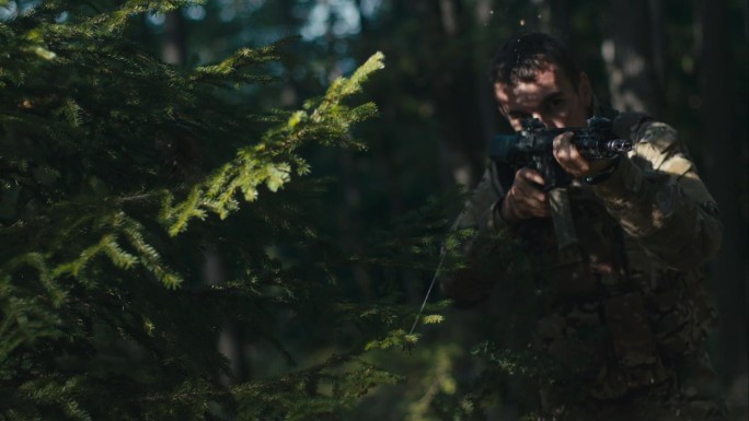 年轻的士兵来到一棵松树前，拿着步枪观察森林