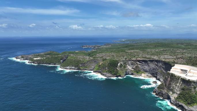 航拍印尼巴厘岛蓝天白云下的海岸线自然风光