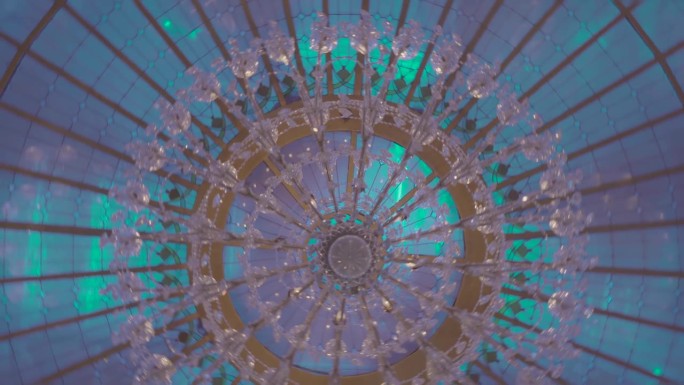 在一个活动空间的天花板上，一个以太的多色玻璃吊灯的旋转图像