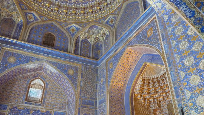 在乌兹别克斯坦撒马尔罕的雷吉斯坦广场，探索Tilla-Kari清真寺美丽的内部。在这个联合国教科文组