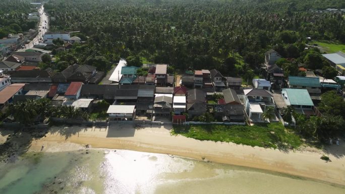 泰国苏梅岛海岸市场的海滨建筑。鸟瞰图