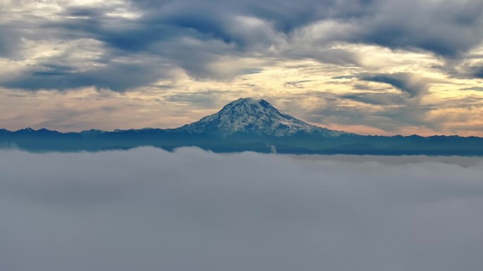 美国华盛顿的雷尼尔雪峰云海。-空中静态射击