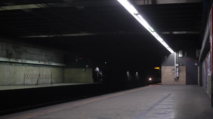 地铁列车抵达空荡荡的Circo Massimo站，罗马现代化的地铁站。乘客站在地铁车厢里，等着下车。