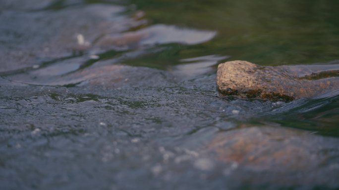 河水穿过石头流动