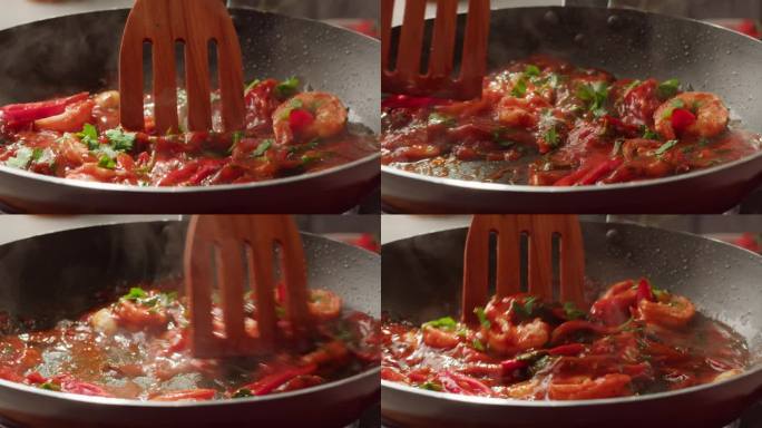 西红柿、红辣椒、酸橙汁和虾在锅里慢慢地腐烂。传统的亚洲墨西哥泰国菜。高品质的工作室拍摄微距特写。做意