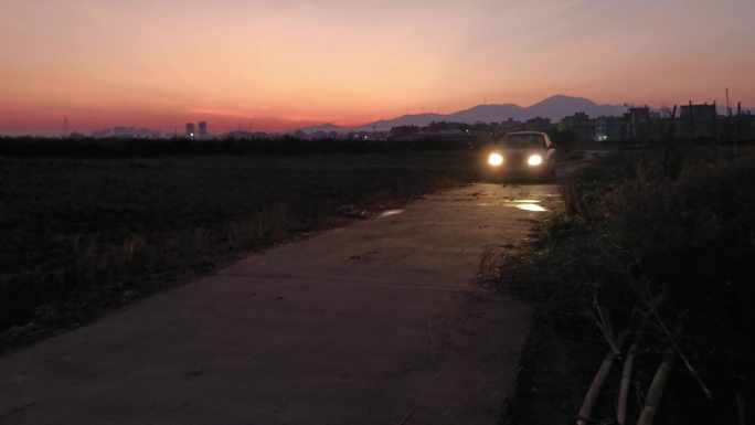 夕阳西下逆光路灯村头傍晚农村景色入夜村庄