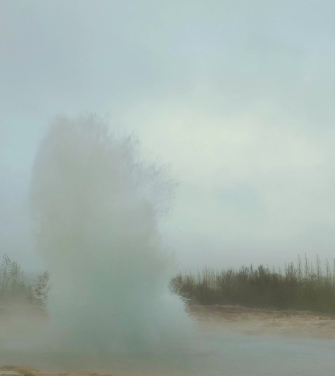 斯特鲁克间歇泉喷发。冰岛。垂直视频