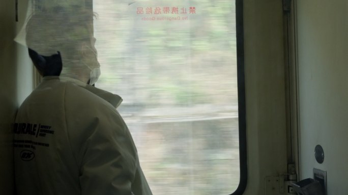 一个男人在火车上望向窗外