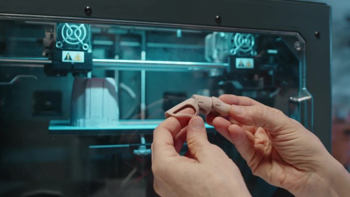 用3D打印机制作的女性手指假肢