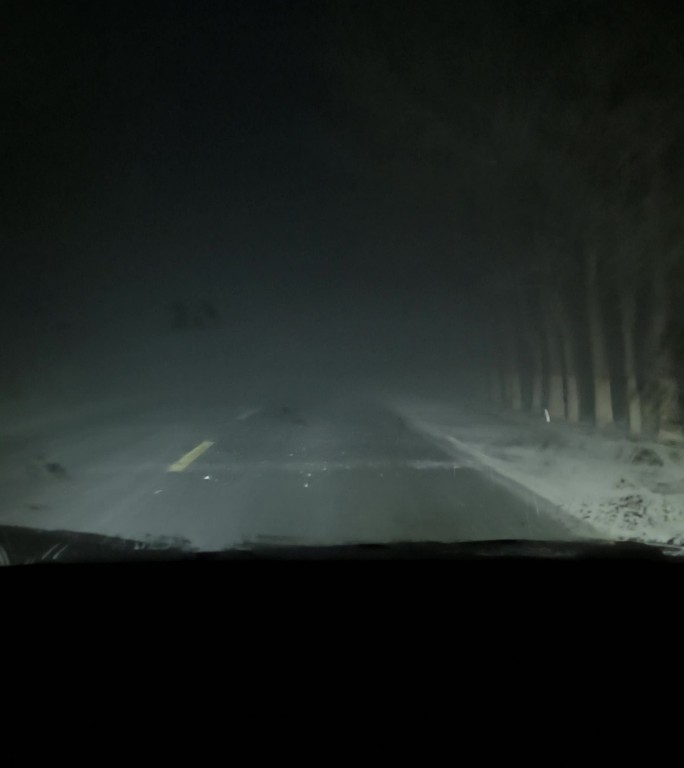 大雾天缓慢行车