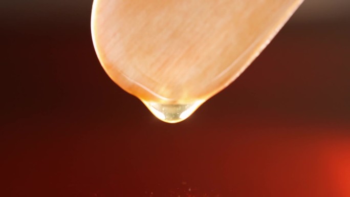 透明的棕红色液体滴从木棒慢动作4k电影