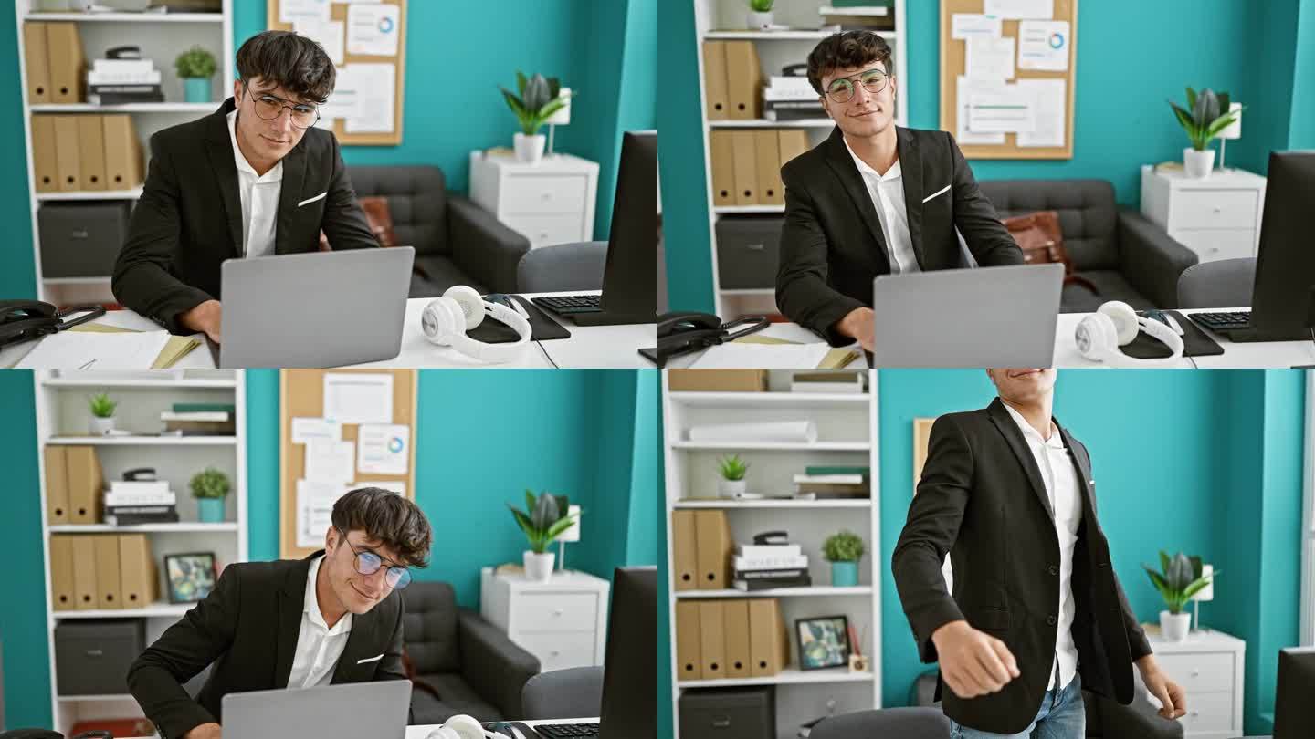自信的年轻西班牙裔少年在工作中握手，在繁忙的办公环境中站起来，手提电脑在手