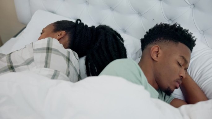 失意的黑人夫妇，在床上争吵，意见不合或在家里打架，冲突和离婚。不快乐的非洲男人和女人在争论，忽视或欺