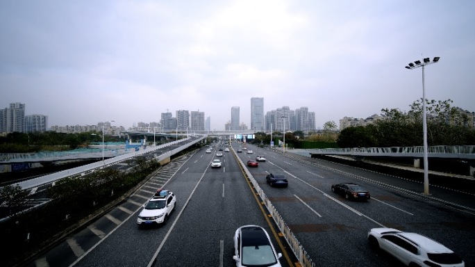武汉高速公路车流延时 大楼背景