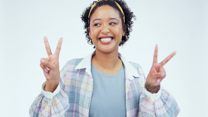 脸，微笑和女人和平的标志，支持和动力在白色的工作室背景。肖像，快乐的人和模型的手势，v符号和手的积极