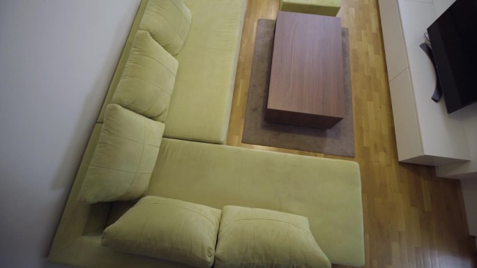 现代公寓里的客厅。沙发和俱乐部桌子的高角度视图。