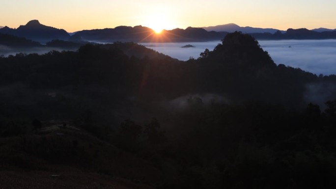 美丽的视频自然景观背景。早晨的天空背景。五彩缤纷的日出天空和云彩。明亮的天空在黄昏的时间背景。火红的