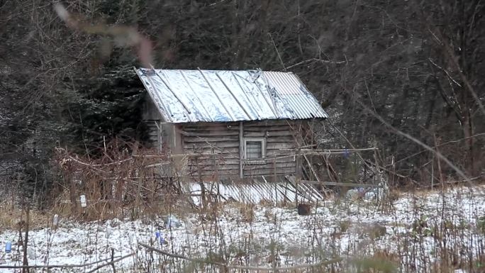 雪中的老木屋