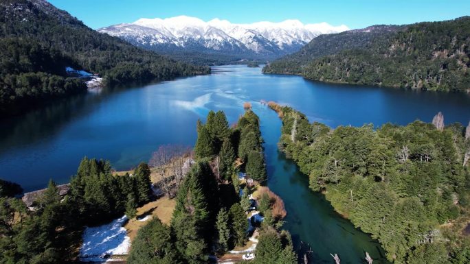 阿根廷蔚蓝湖水之上的雪山，鸟瞰图