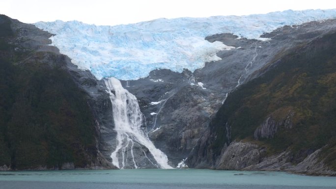 冰川融化。自然之美。天气和气候变化。全球变暖和环境问题。变暖的气温使冰川逐渐融化