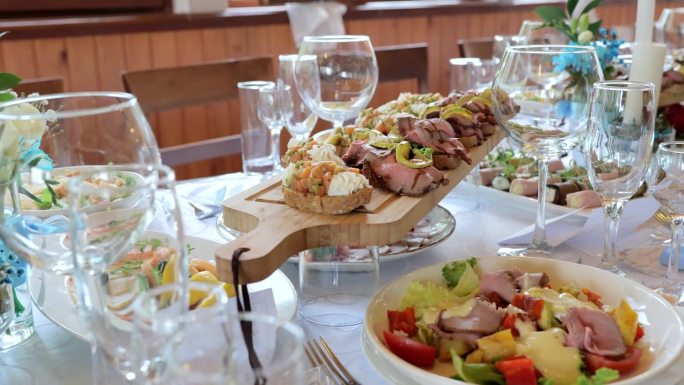 一张漂亮的节日餐桌，上面摆满了各种各样的食物。生日和婚礼时，餐厅餐桌上的食物和饮料。装饰精美的宴会桌