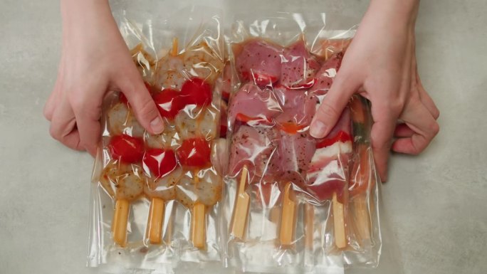 牛肉，鸡肉和三文鱼的小吃串在真空塑料袋准备真空烹饪或烧烤，超市准备吃的食物。