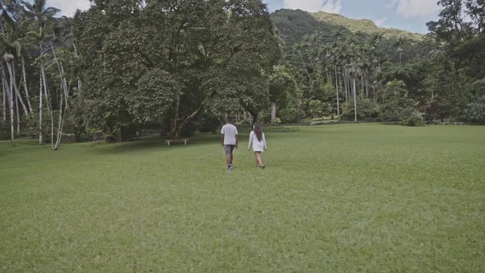 一对年轻的成年夫妇在夏威夷徒步旅行时与大自然亲密接触