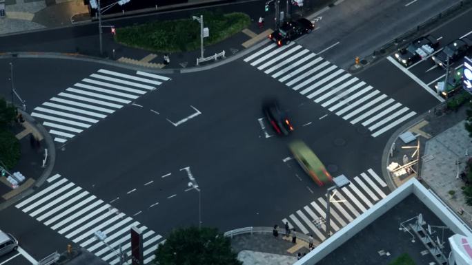 日本东京街道上行人和汽车人群的时间流逝