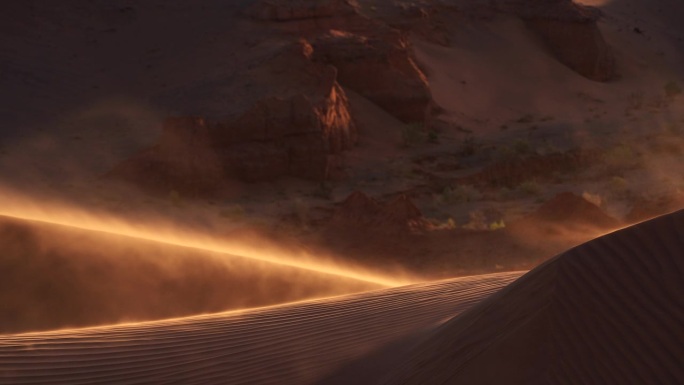 戈壁滩红峡谷的沙丘上吹起的沙尘暴。蒙古
