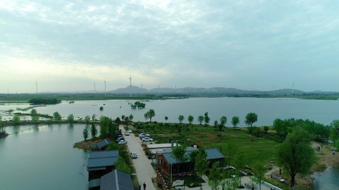 水库中的餐厅航拍空镜1