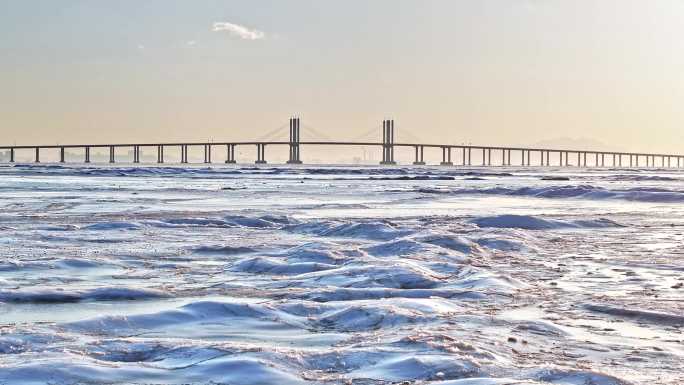 山东青岛跨海大桥结冰冬季航拍桥梁交通