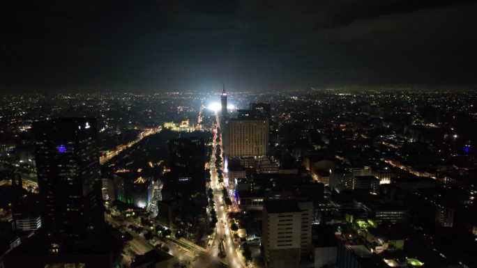 高程无人机拍摄的马德罗大道和佐卡洛在墨西哥城独立日庆祝活动中被照亮