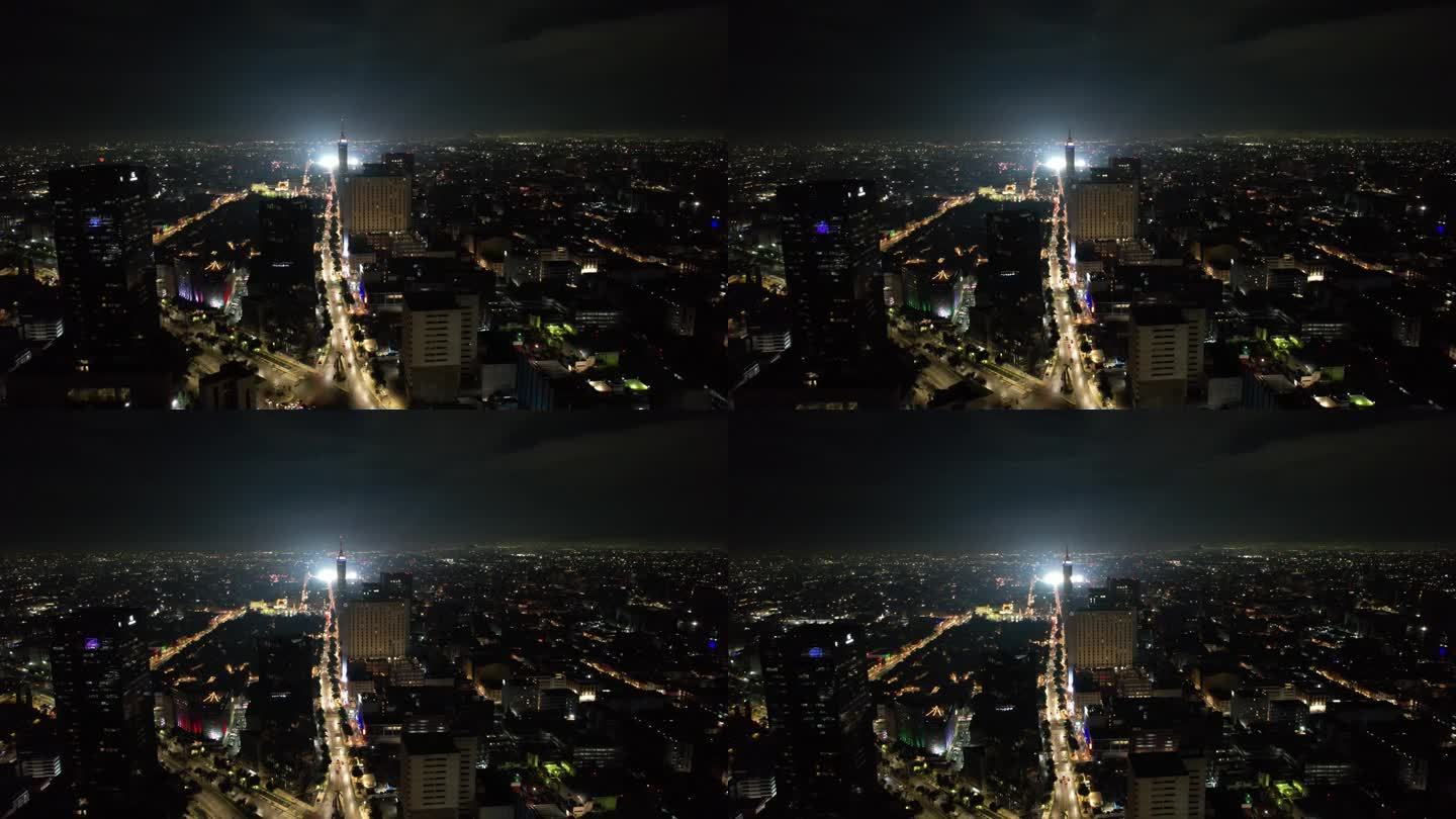 高程无人机拍摄的马德罗大道和佐卡洛在墨西哥城独立日庆祝活动中被照亮
