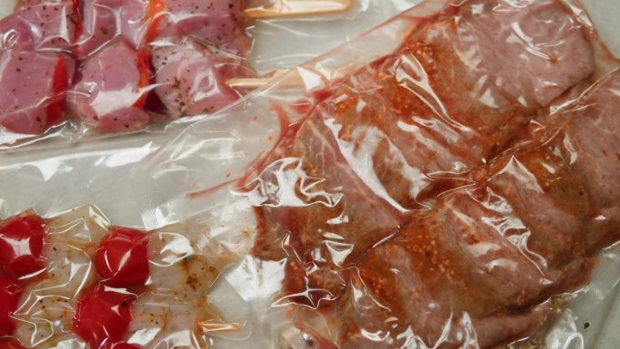 牛肉，鸡肉和三文鱼的小吃串在真空塑料袋准备真空烹饪或烧烤，超市准备吃的食物。