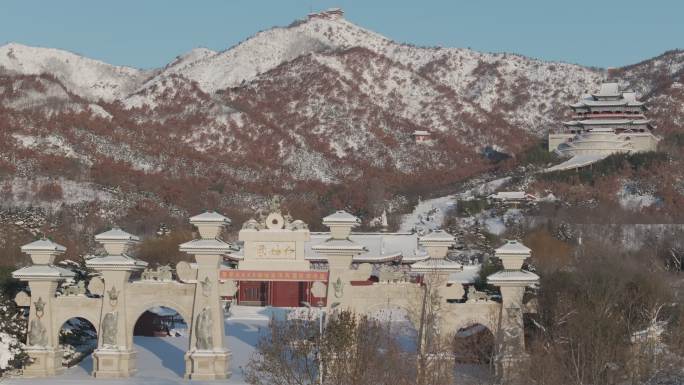 航拍威海市环翠区仙姑顶大门牌坊冬季雪景