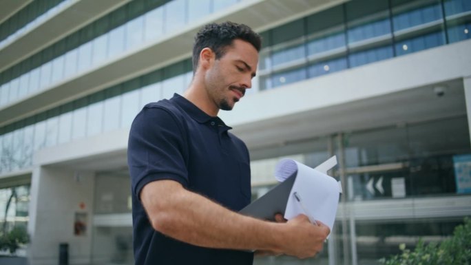 严肃的人在街道上签署报告。主任签字