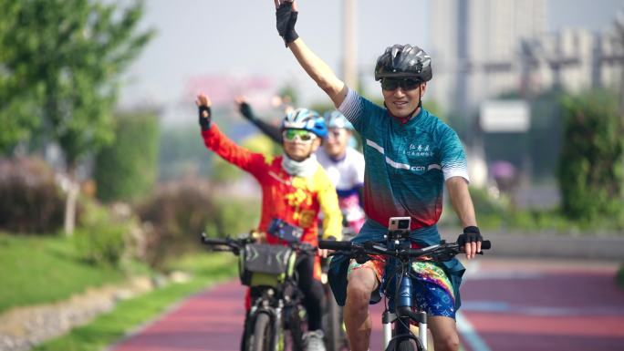 自行车骑手们在漂亮的骑行道路上骑行