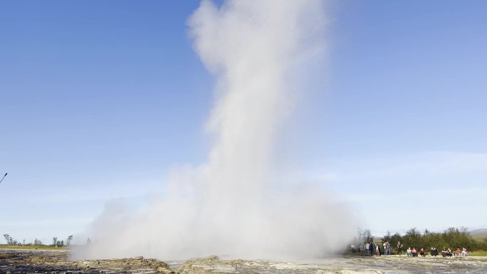 强大的冰岛Strokkur间歇泉从一个洞中喷出蒸汽