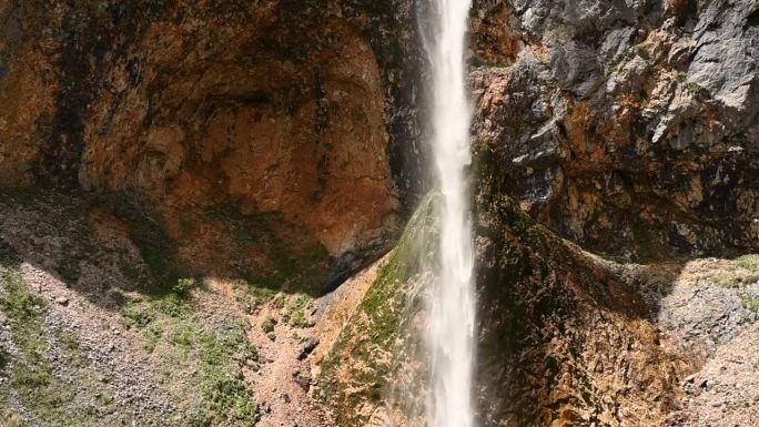 洛加尔山谷的林卡瀑布