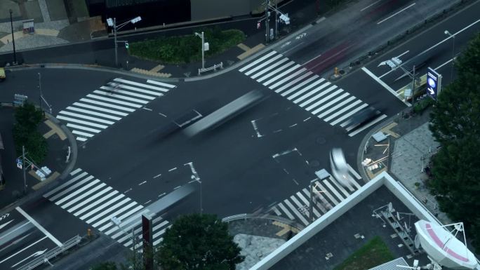 日本东京街道上行人和汽车人群的时间流逝