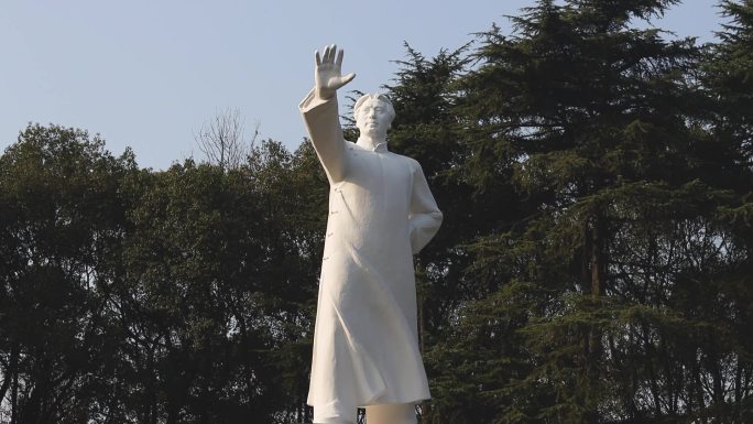 毛泽东诞辰 12月26日 毛主席青年雕像