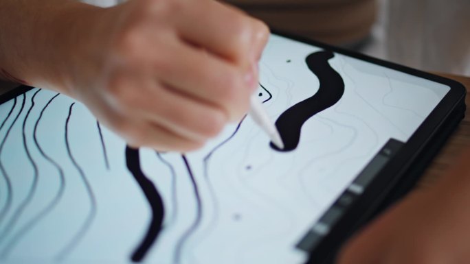 设计师手绘写生板远程工作场所特写。艺术家手指画笔