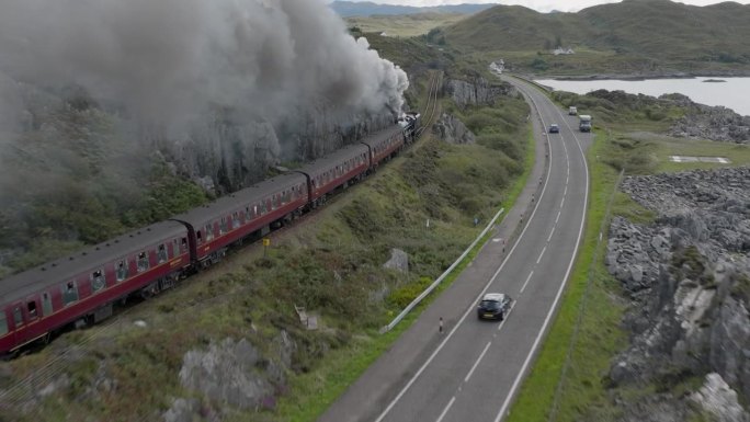 Mallaig Jacobite Express航空跟踪拍摄的火车离开车站