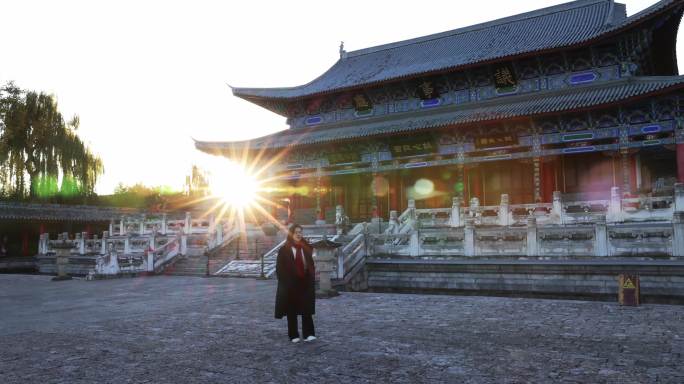 在丽江木府旅行的美女唯美日落慢镜头