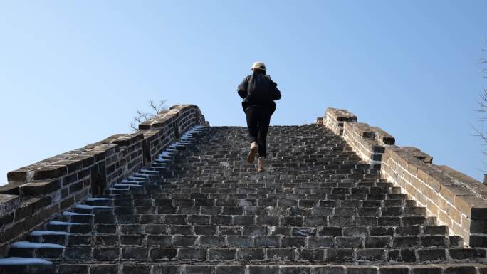 中国女性独自攀登长城