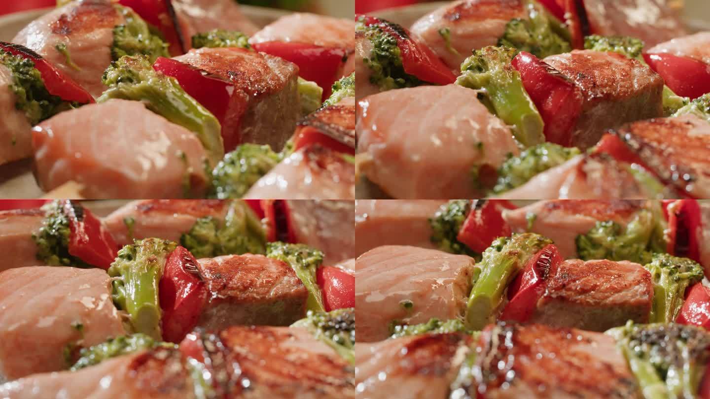 鱼鲑鱼烤小吃串从真空塑料袋准备真空烹调或烧烤，超市准备吃的食物。特写，微距，工作室拍摄。